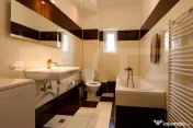 Apartament 2 camere, terasă, parcare inclusă, zona strazii