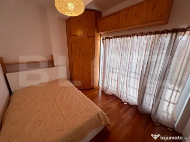 Apartament 2 camere, terasă, parcare inclusă, zona strazii