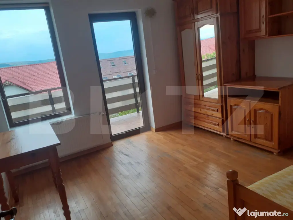 Apartament cu 3 camere, 90 mp /spațios, luminos /Parcare/ E