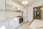 Apartament 3 camere,2 bai, decomandat, accesorizat, parcare