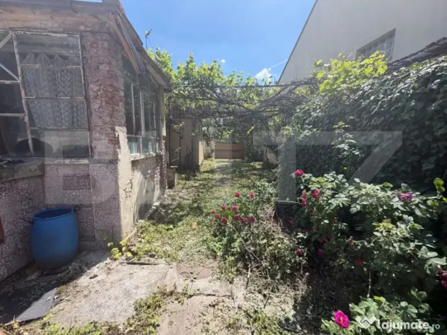 Proprietate de vanzare, 100 mp, 2 fronturi stradale, teren 6
