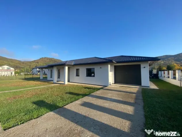 Casă 3 dormitoare, 196 mp, garaj și 8 ari teren, zona Tău