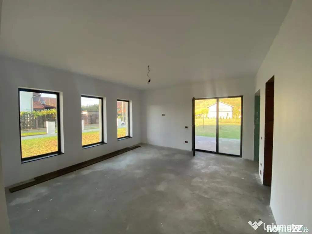 Casă 3 dormitoare, 196 mp, garaj și 8 ari teren, zona Tău