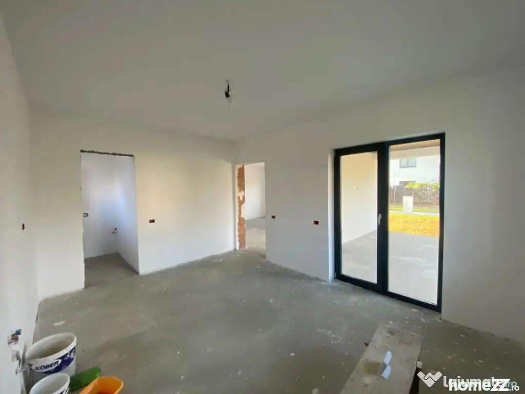 Casă 3 dormitoare, 196 mp, garaj și 8 ari teren, zona Tău