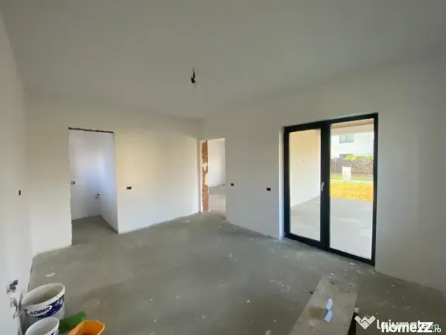 Casă 3 dormitoare, 196 mp, garaj și 8 ari teren, zona Tău