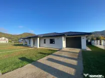 Casă 3 dormitoare, 196 mp, garaj și 8 ari teren, zona Tău