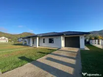 Casă 3 dormitoare, 196 mp, garaj și 8 ari teren, zona Tău
