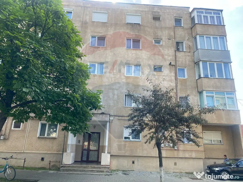 Apartament cu 3 camere de vânzare în zona Centrala, Fag...