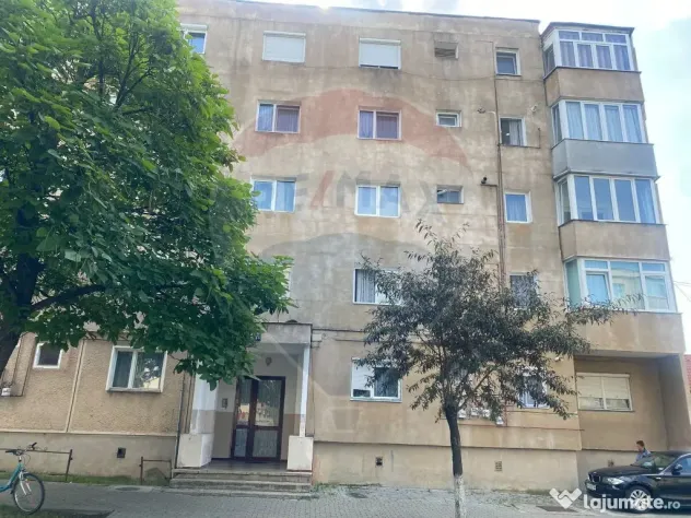 Apartament cu 3 camere de vânzare în zona Centrala, Fag...