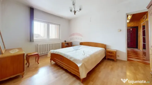 Apartament cu 3 camere de vânzare în zona Centrala, Fag...