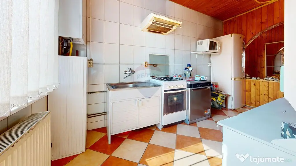 Apartament cu 3 camere de vânzare în zona Centrala, Fag...