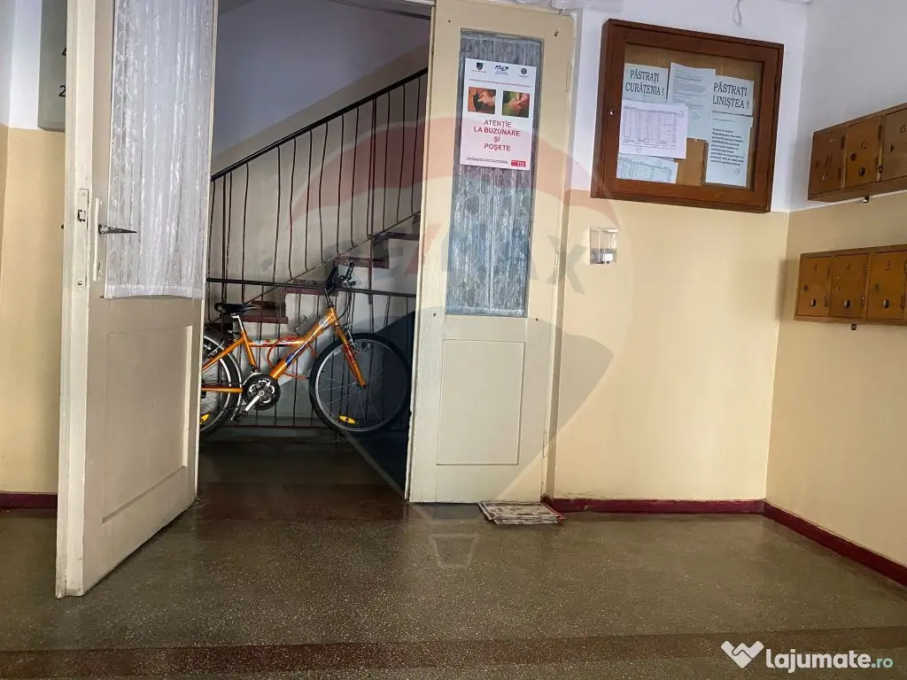 Apartament cu 3 camere de vânzare în zona Centrala, Fag...