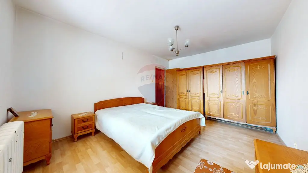 Apartament cu 3 camere de vânzare în zona Centrala, Fag...