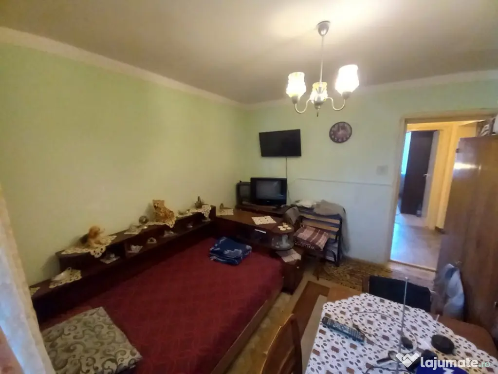 Apartament 3 camere, 57 mp, decomandat, zona Săsar