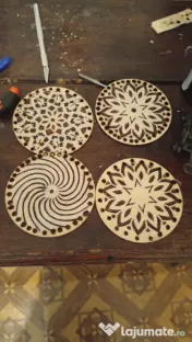 Mandale din Foc: Suporturi rotunde pentru căni, pirogravate manual