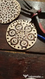 Mandale din Foc: Suporturi rotunde pentru căni, pirogravate manual