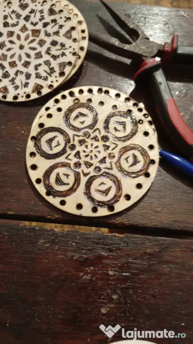 Mandale din Foc: Suporturi rotunde pentru căni, pirogravate manual