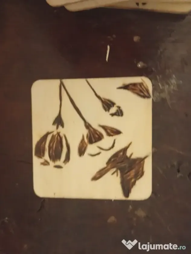 Mandale din Foc: Suporturi rotunde pentru căni, pirogravate manual