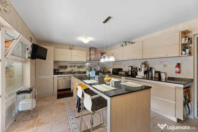 Vilă cu 4 camere de vânzare 921 mp zona Subcetate,Arad