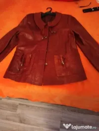 Vând 2 haine de piele 