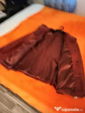 Vând 2 haine de piele 