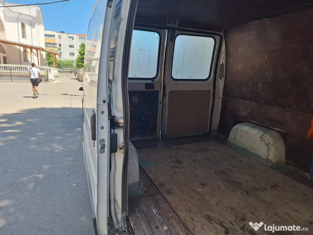 Transport marfa cu duba