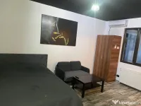 Închiriez garsoniera 