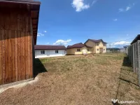 Oportunitate Excelentă: Proprietate Generoasă cu Anexe Multifuncțional 
