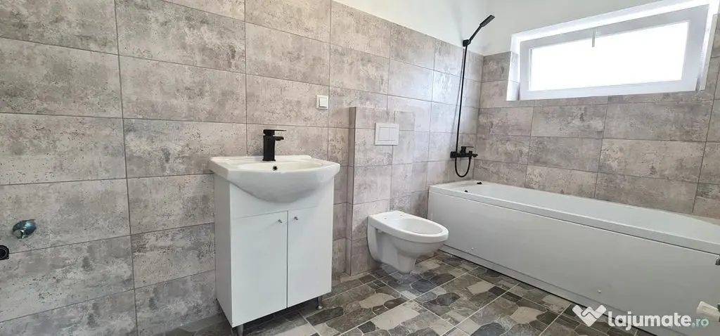 Casa 4 camere (nemobilata, neutilata) cartier Izvor Tarlu...