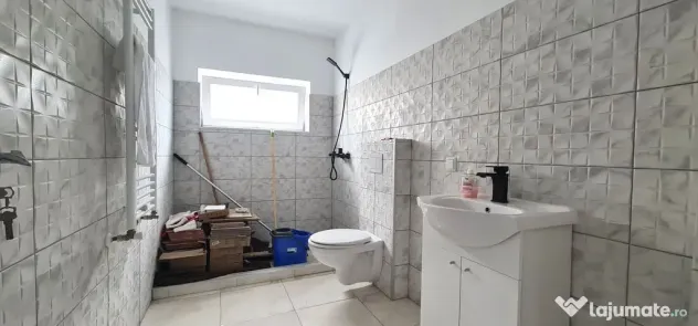 Casa 4 camere (nemobilata, neutilata) cartier Izvor Tarlu...