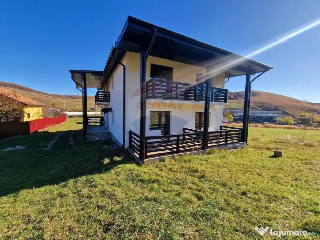 Casă / Vilă cu 8 camere de vânzare în zona Balaur