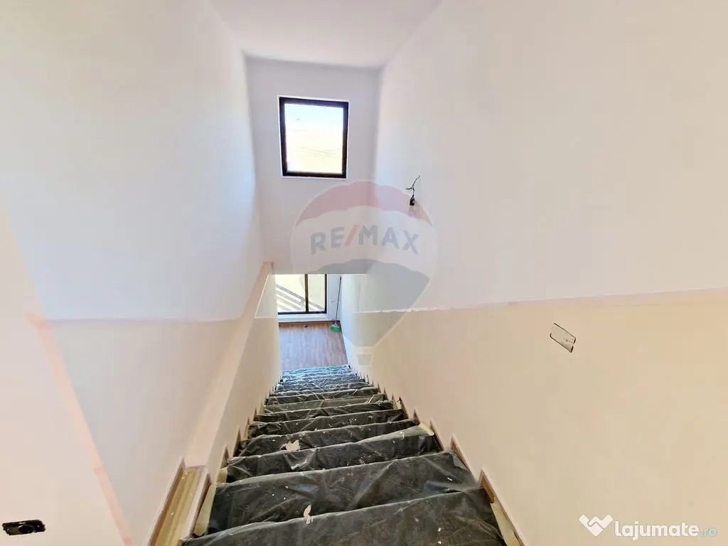 Casă / Vilă cu 8 camere de vânzare în zona Balaur