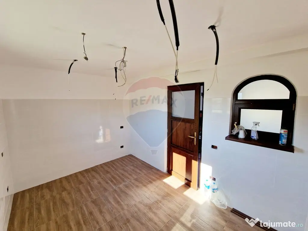 Casă / Vilă cu 8 camere de vânzare în zona Balaur