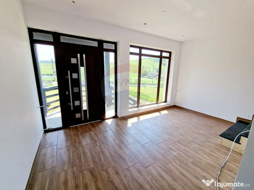 Casă / Vilă cu 8 camere de vânzare în zona Balaur