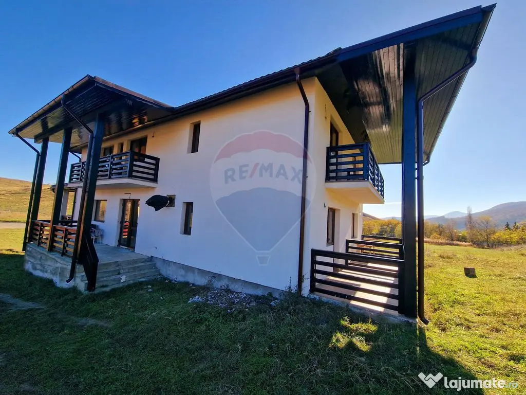 Casă / Vilă cu 8 camere de vânzare în zona Balaur