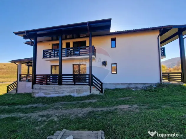 Casă / Vilă cu 8 camere de vânzare în zona Balaur