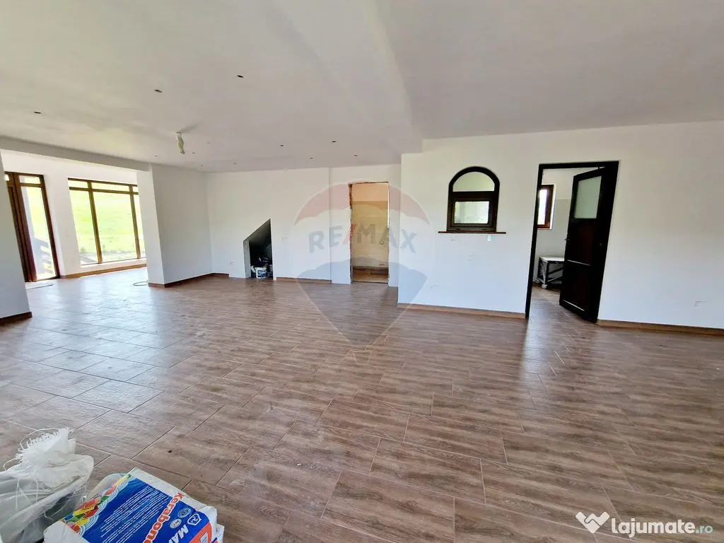 Casă / Vilă cu 8 camere de vânzare în zona Balaur