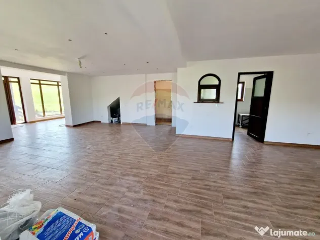 Casă / Vilă cu 8 camere de vânzare în zona Balaur