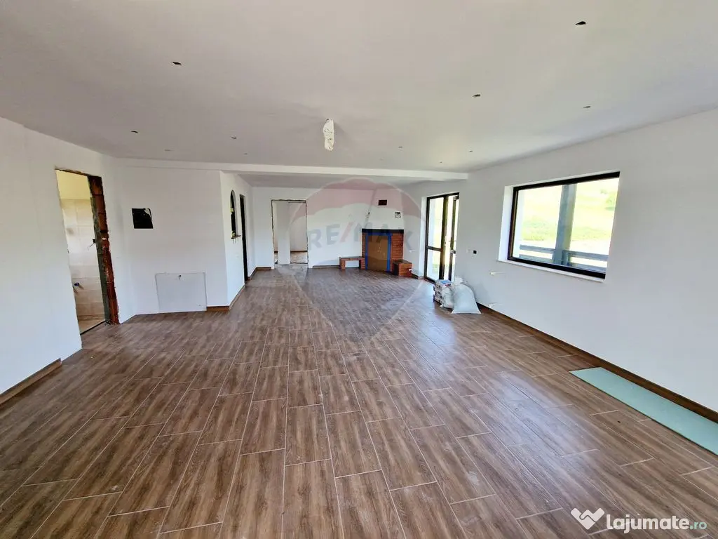 Casă / Vilă cu 8 camere de vânzare în zona Balaur