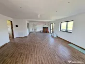 Casă / Vilă cu 8 camere de vânzare în zona Balaur