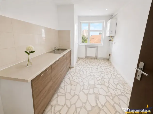 Apartament reprezentativ, 5 camere, pentru birou sau locuint