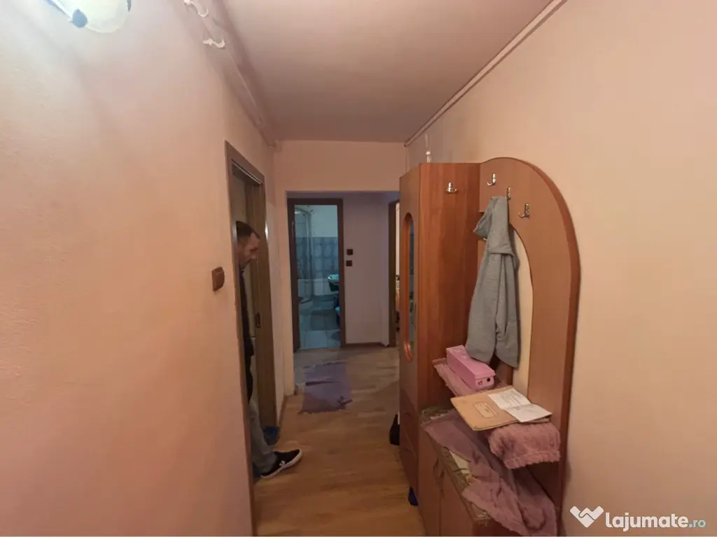 Vând apartament 2 camere în Călan central