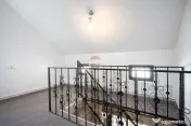 Casă individuală cu 3 camere și curte la preț de apar... 