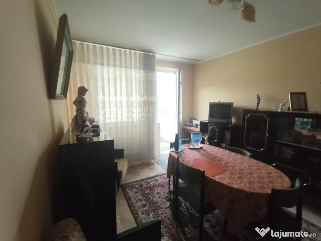 Medgidia vând apartament cu 2 camere, semidecomandat,Spitalului