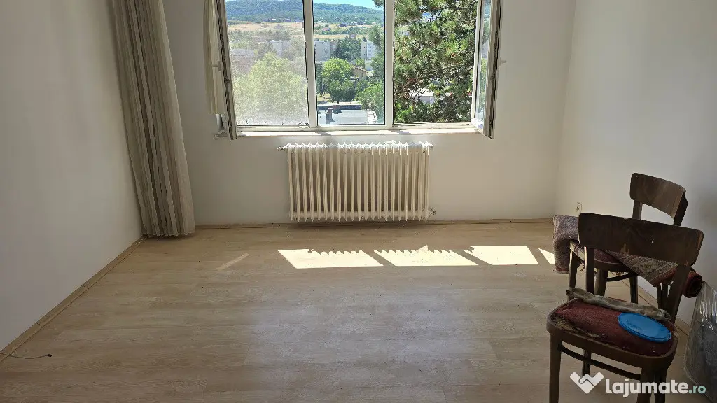 Vand apartament cu 2 camere decomandat Deva, zona Eminescu (Politie)