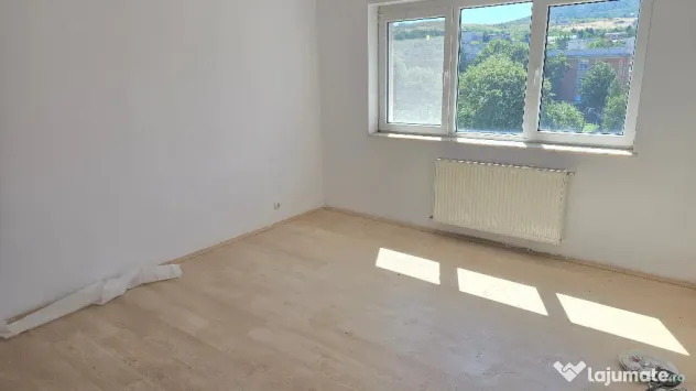 Vand apartament cu 2 camere decomandat Deva, zona Eminescu (Politie)
