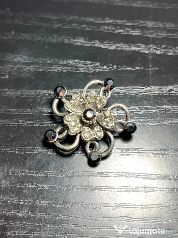 Broșă Vintage Metalică model Floral cu Strasuri Stil Retro Gotic 3 cm anii 70-80