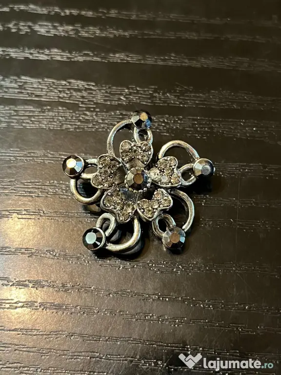 Broșă Vintage Metalică model Floral cu Strasuri Stil Retro Gotic 3 cm anii 70-80