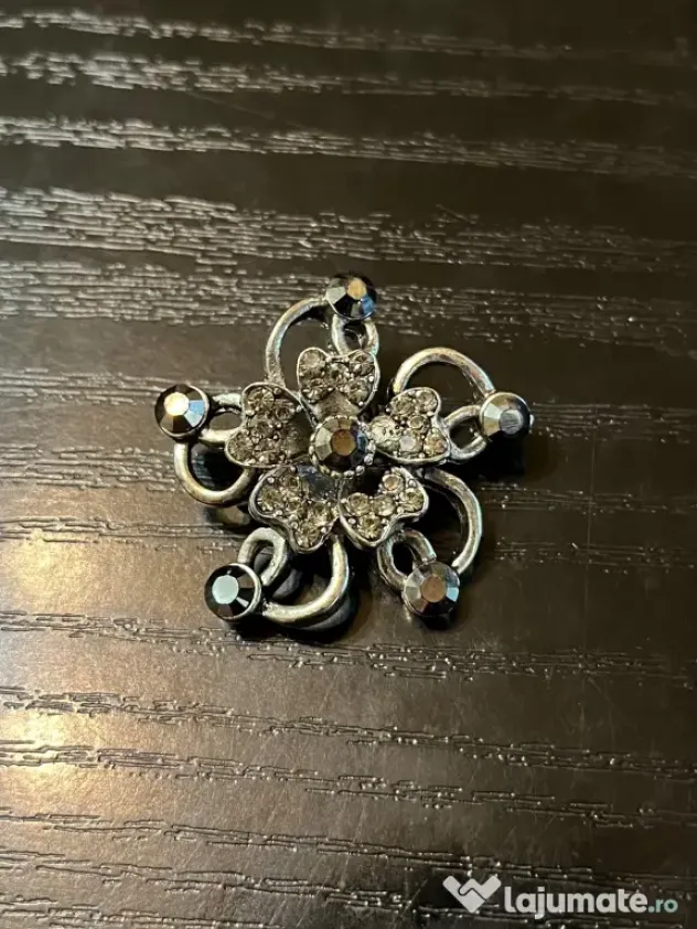 Broșă Vintage Metalică model Floral cu Strasuri Stil Retro Gotic 3 cm anii 70-80