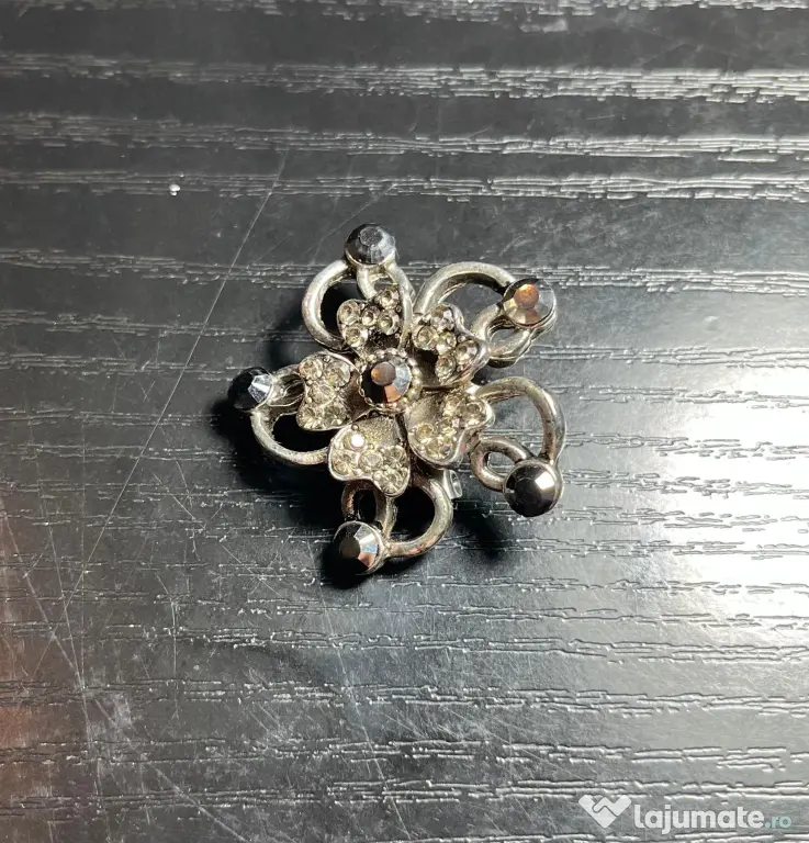 Broșă Vintage Metalică model Floral cu Strasuri Stil Retro Gotic 3 cm anii 70-80
